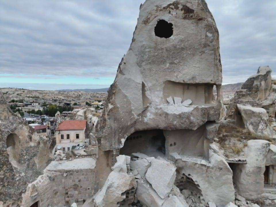 Kapadokya'da milyonlarca yıllık peribacası yıkıldı 20